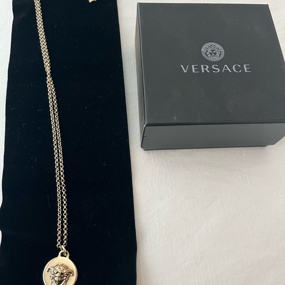 Versace medusa gold coin pendant necklace excellent condition - Picture 6 of 13